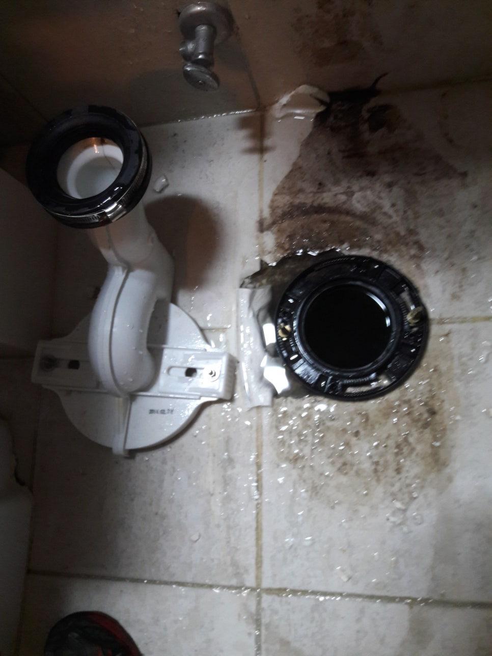 욕실 벽면 배관 주변에서 물이 새고 있는 모습