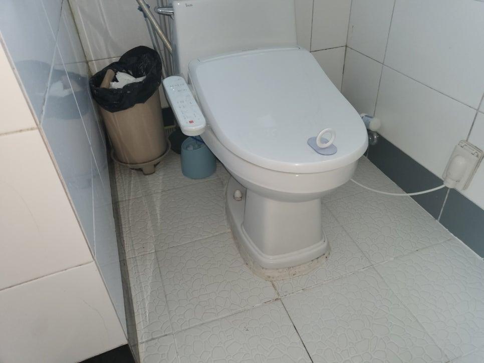화장실 바닥과 창문이 보이는 현장