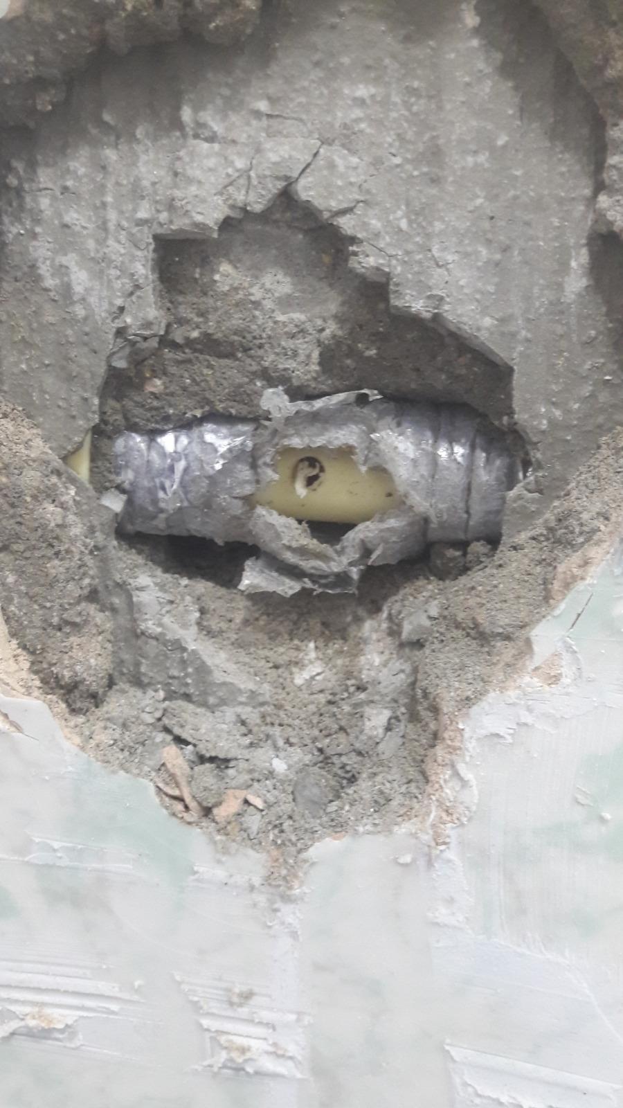 콘크리트 벽면 내 노출된 배관 연결 부위