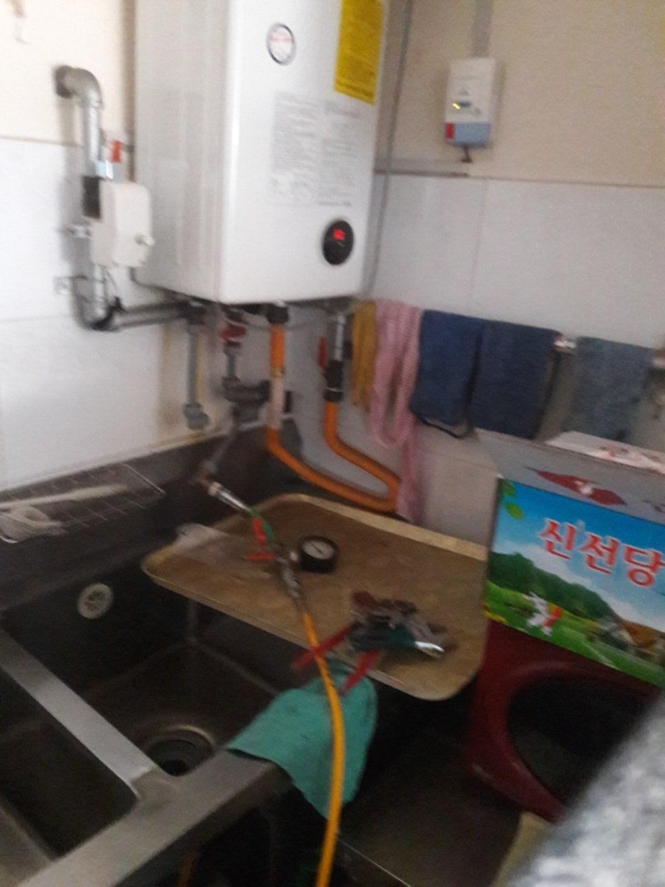 보일러와 수전이 있는 주방 환경