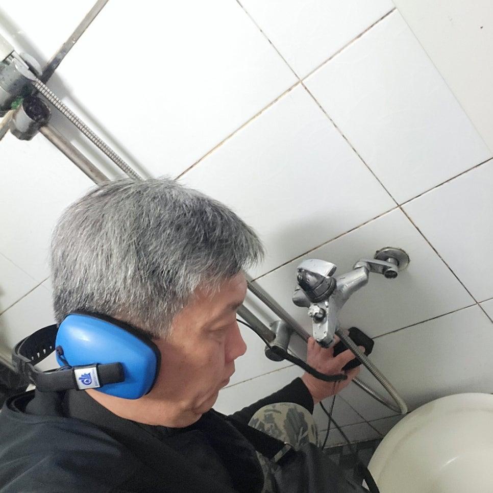 흰색 세면대와 수전이 있는 욕실 전경