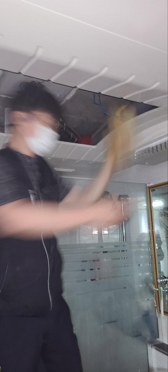 천장 배관 노출 부위 확인