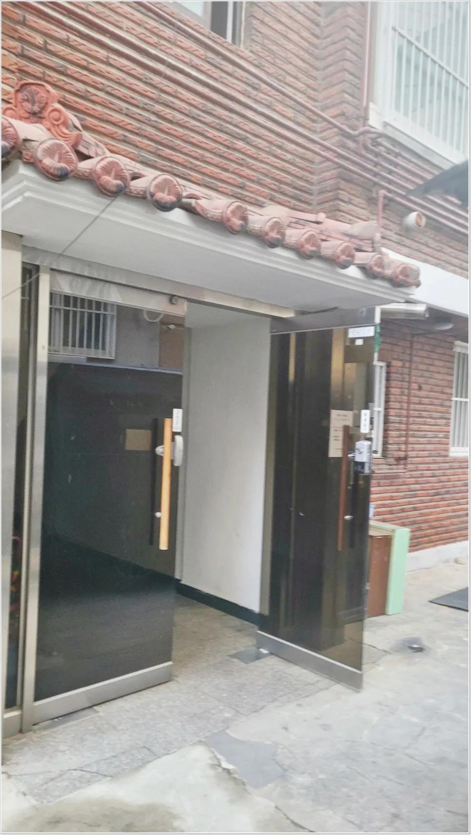 외벽 균열 및 마감 상태 확인이 필요한 건물 외관