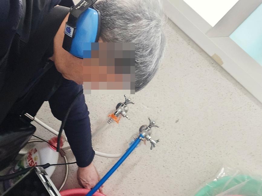 우수관 주변 방수 작업 진행