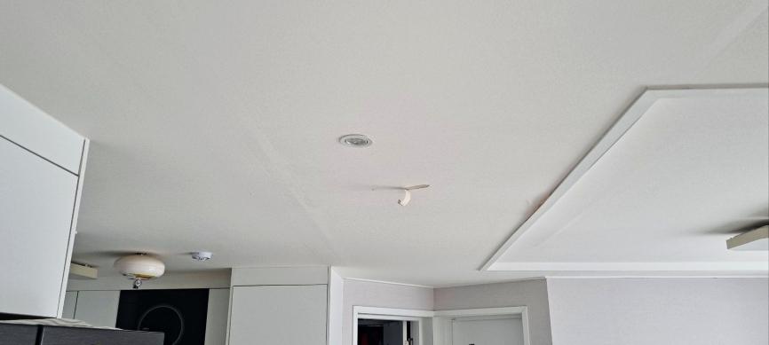 물샘 흔적이 보일 수 있는 천장과 벽면