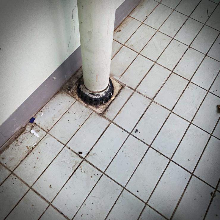 베란다 배관 주변 상태 확인