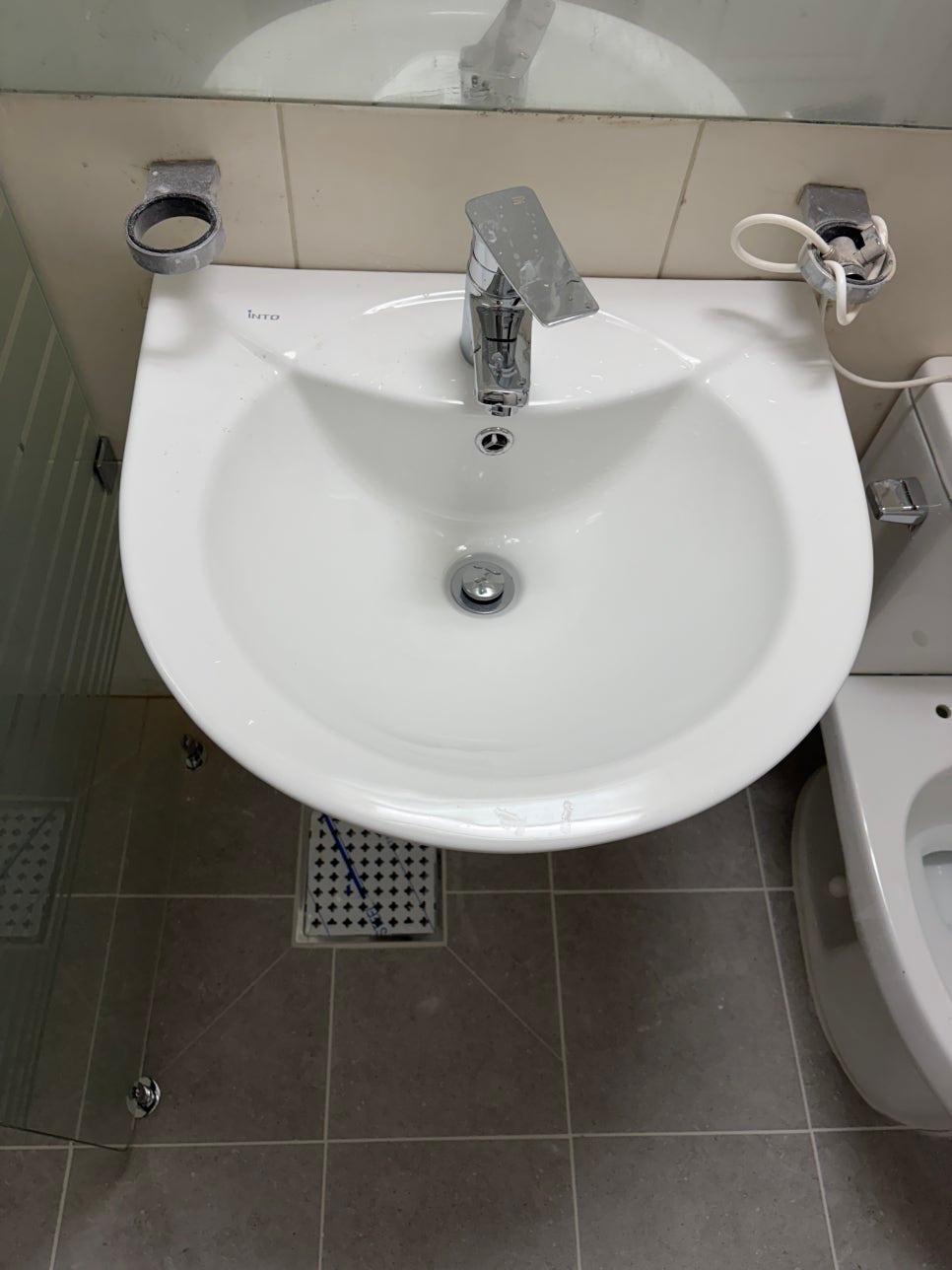 수전과 거울이 설치된 완성된 욕실
