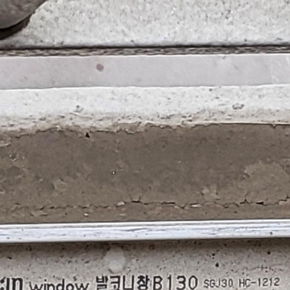 창호 주변의 상태를 확인하는 현장