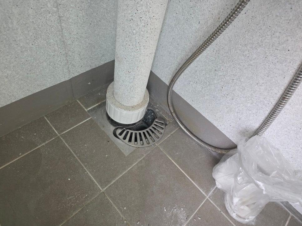 타일 바닥과 배관 마감 작업