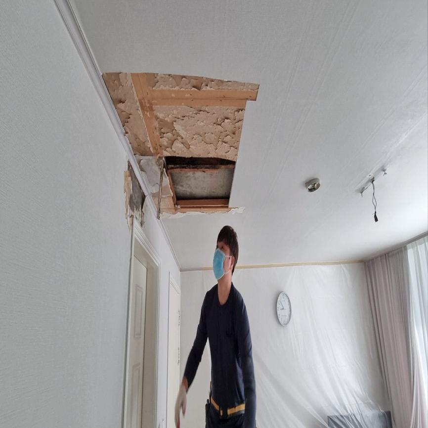 천장 일부가 파손되어 점검이 필요한 방