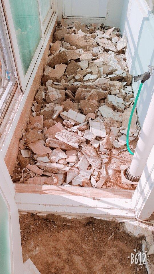 파손된 벽돌과 젖은 부위 근접 촬영