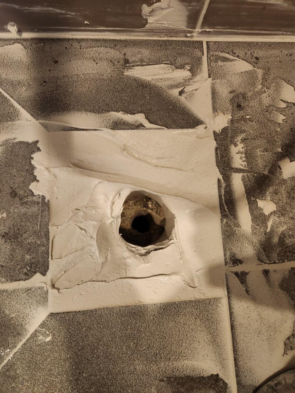 손상된 부위가 드러난 벽면 내부