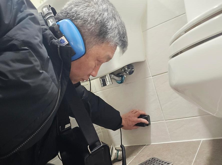 작업 중인 화장실 내부