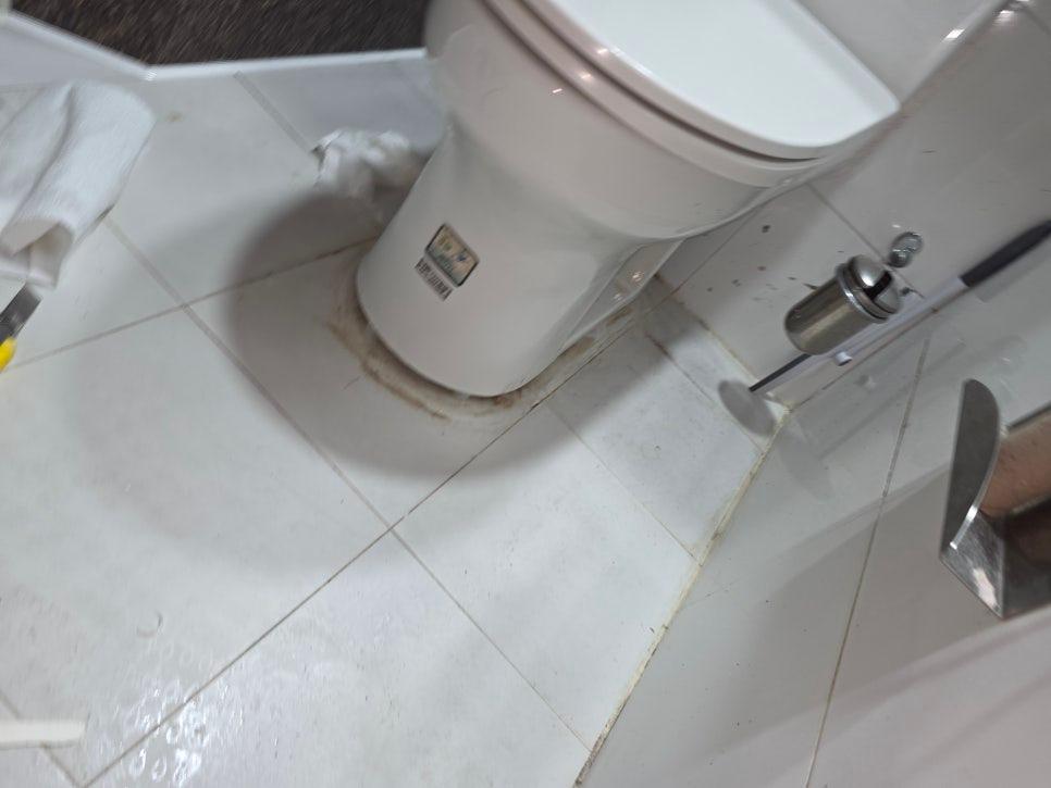 세면대와 변기가 있는 화장실