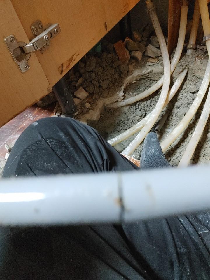 배관 교체 작업을 위한 주변 정리
