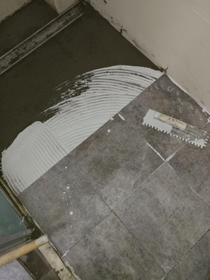 타일 재시공을 위한 바닥 정리 상태