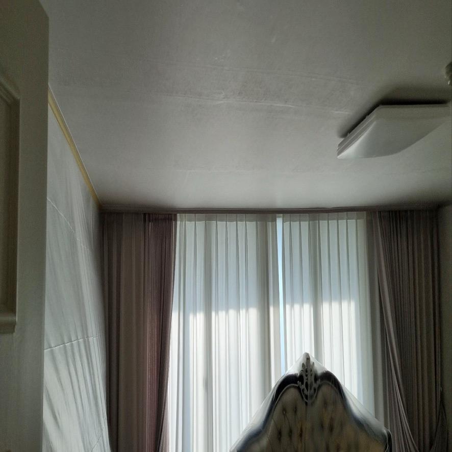 천장 조명 및 창가 부분