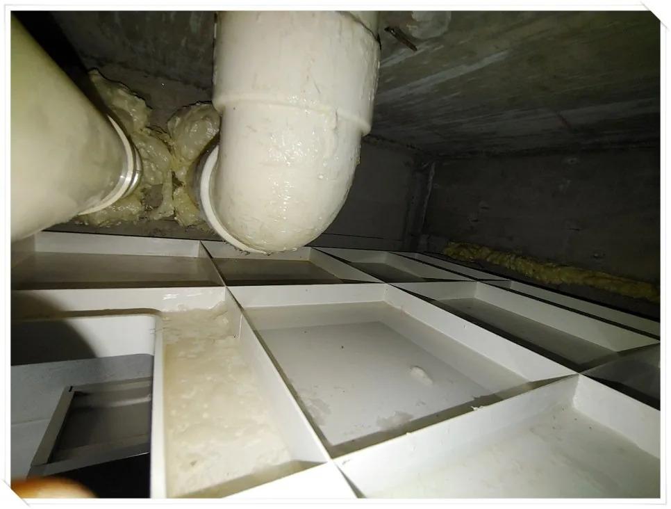 PVC 배관 및 절연재가 설치된 내부 공간