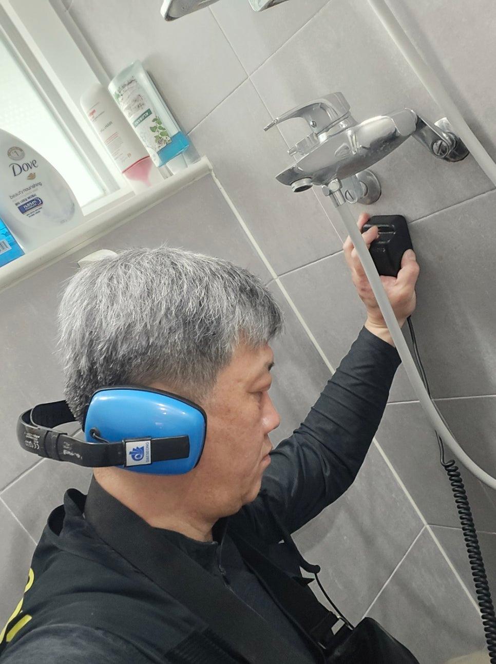 화이트 타일 벽면과 수전 작업