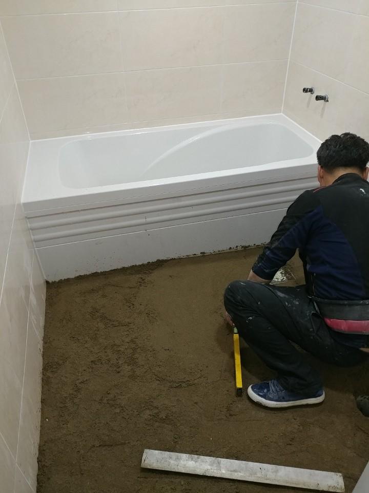 기초 공사가 진행 중인 욕실 바닥