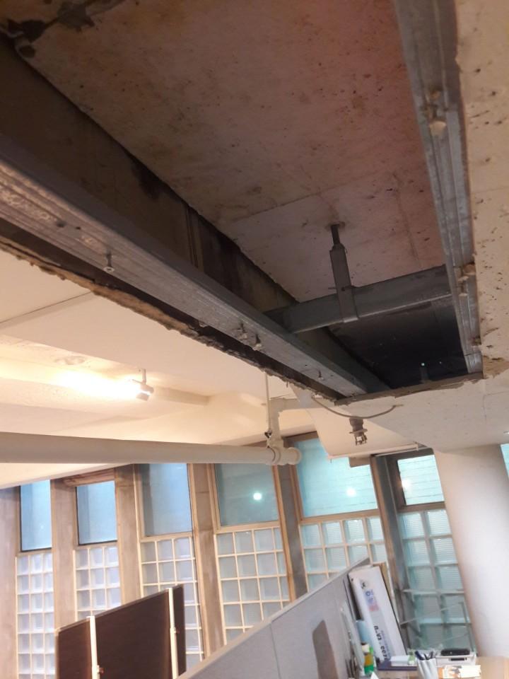 공사가 진행 중인 건물의 천장과 구조물 현장