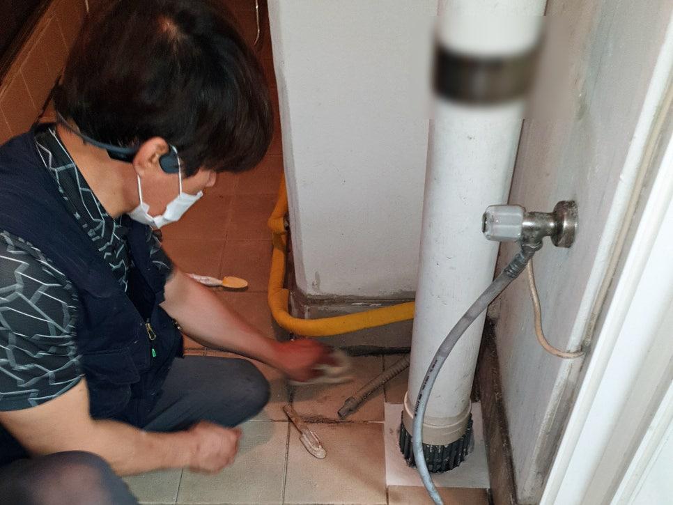 수도관과 전선이 복잡하게 얽힌 공사 현장