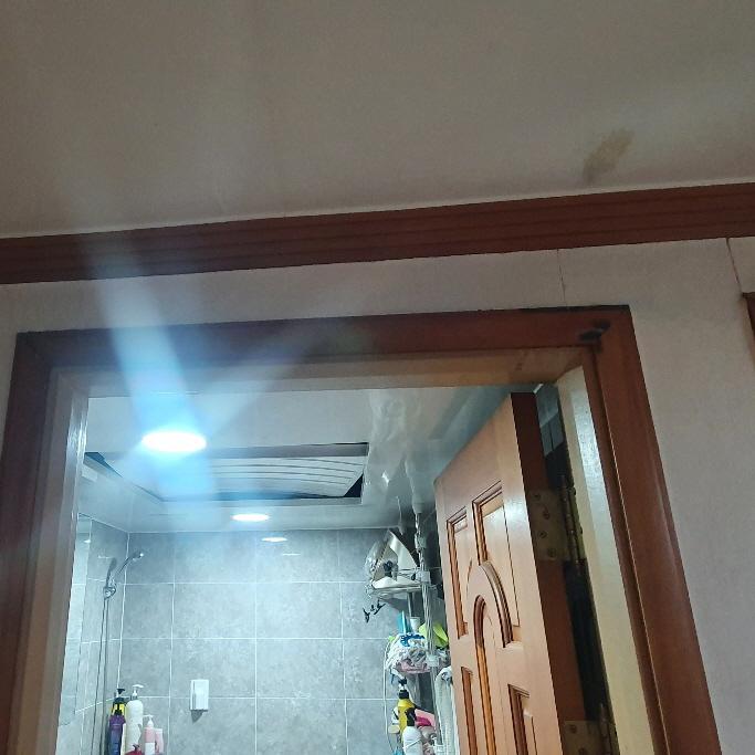 점검이 필요한 세면대와 수전이 있는 욕실