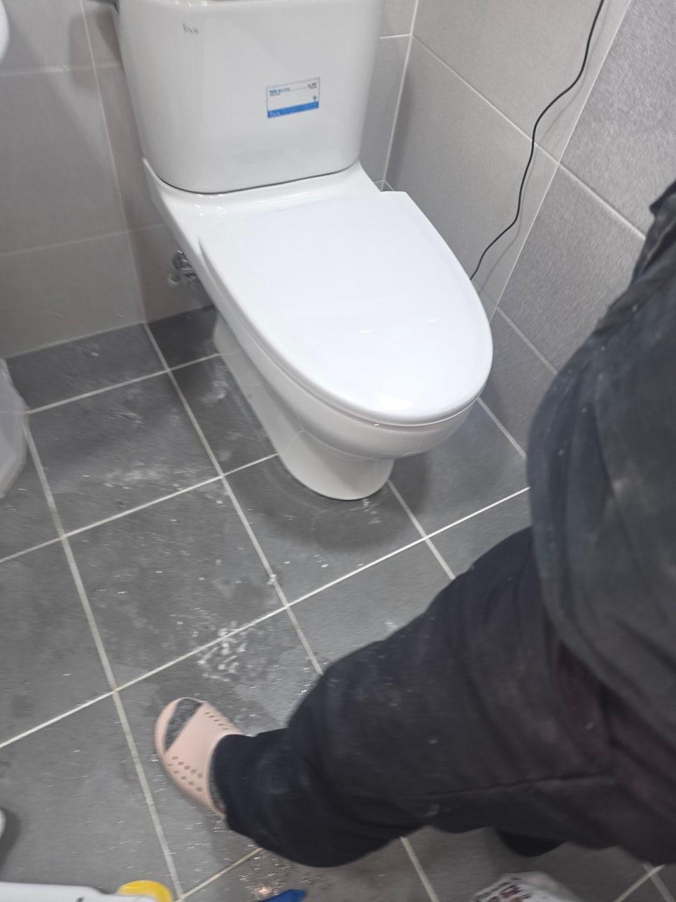 회색 벽지와 타일이 있는 욕실 내부