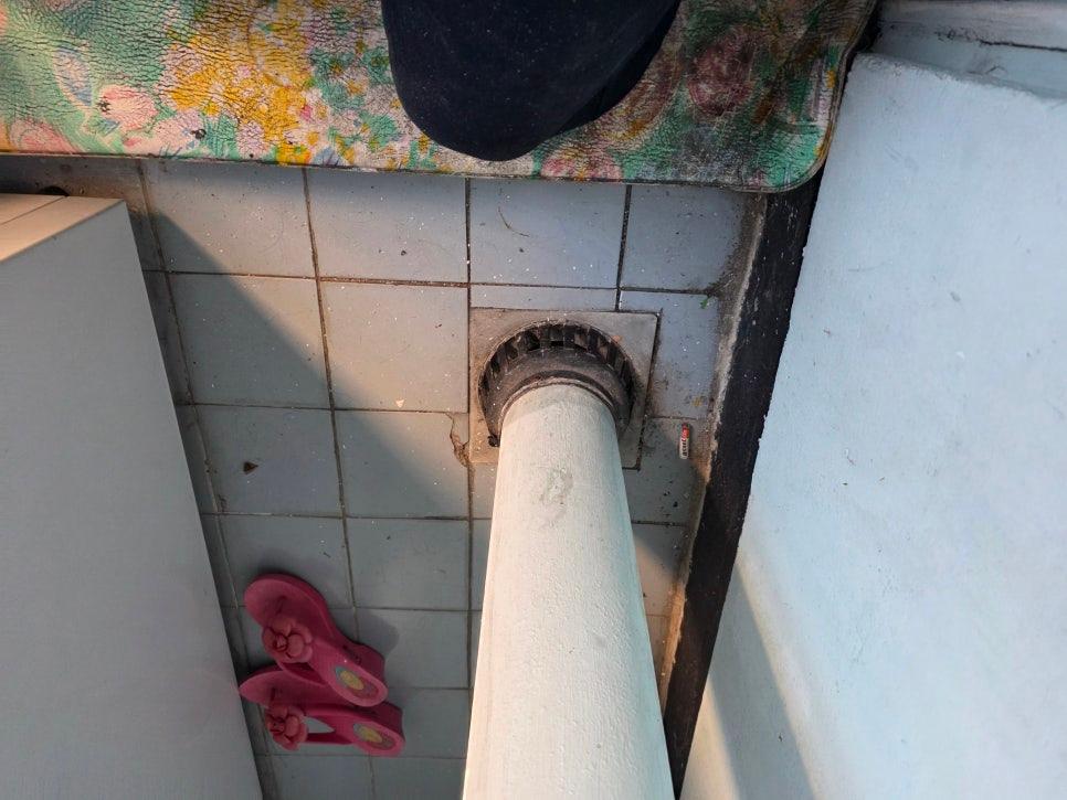 배수 파이프가 있는 세탁실 벽면