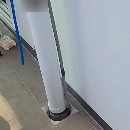 공사 완료 후 정리된 배관과 타일 바닥