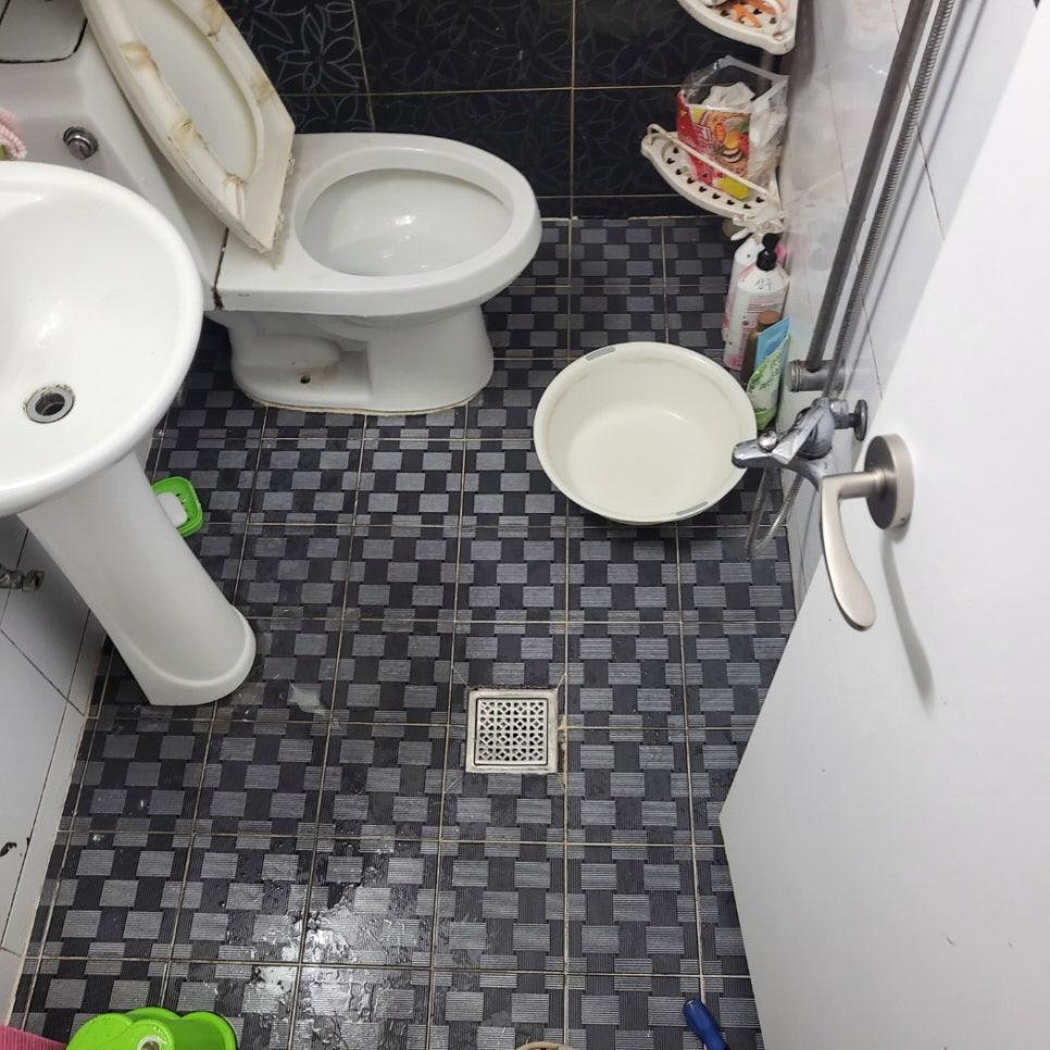세면대와 변기가 있는 화장실 내부