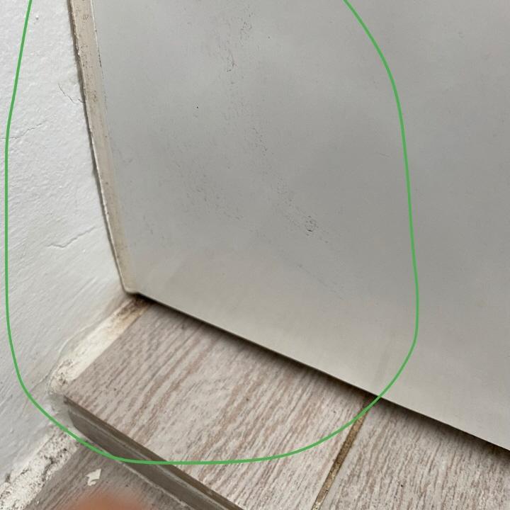 나무 패턴 바닥이 있는 공간