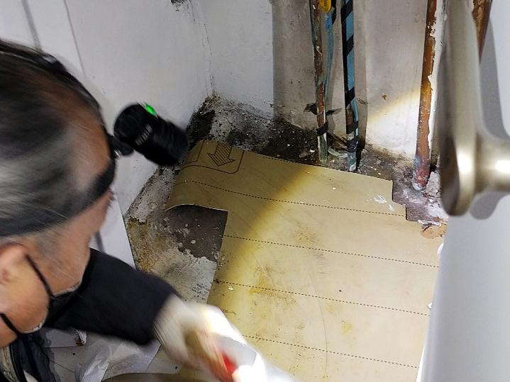 배관과 전선이 노출된 현장 상황