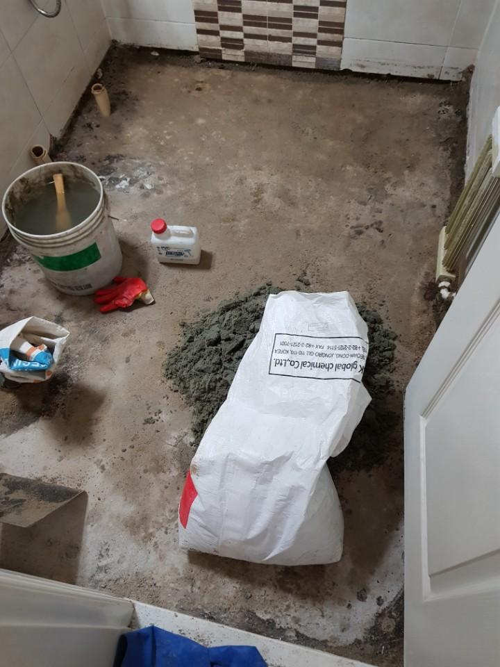 바닥 철거 후 배관 주변 정리