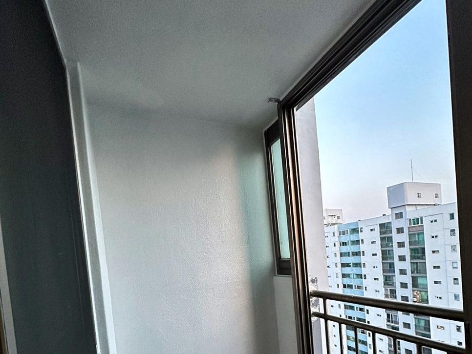 창문과 레일이 보이는 베란다 내부