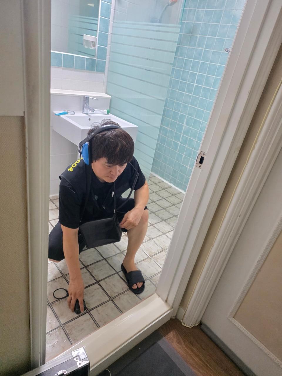 푸른색 타일 벽면이 있는 욕실