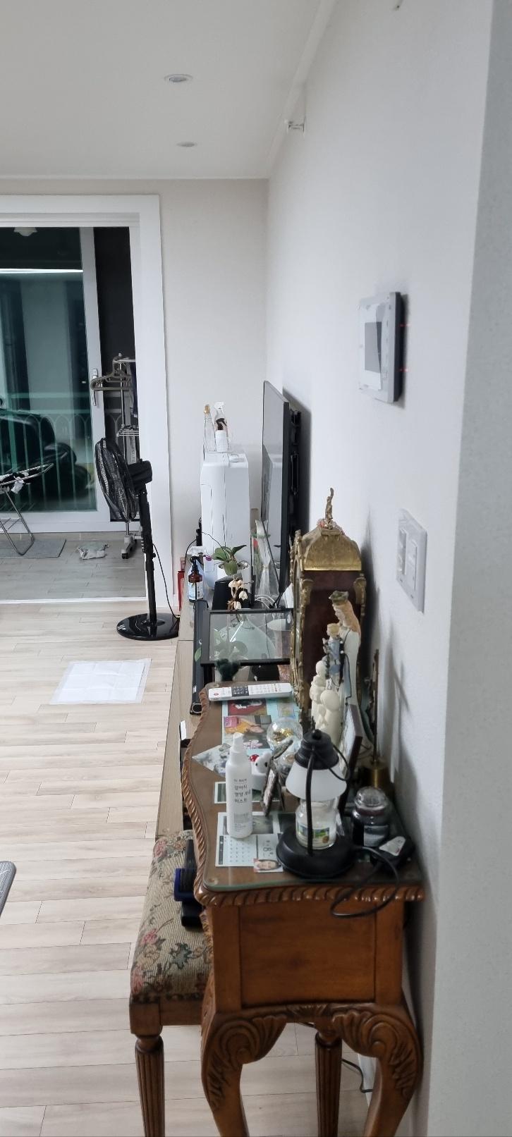 복구가 완료된 깔끔한 드레스룸 모습