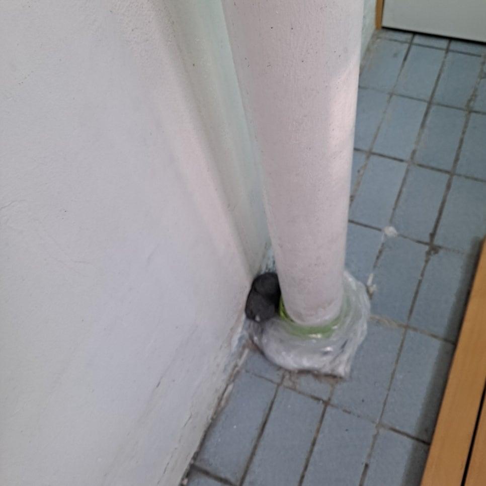 벽면 기둥과 타일 바닥