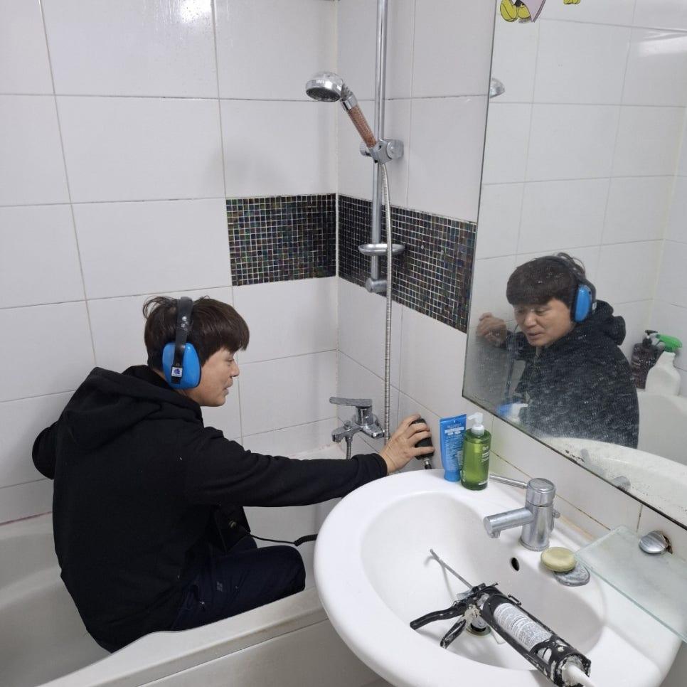 정밀 탐지를 위해 확인 중인 욕실 내부