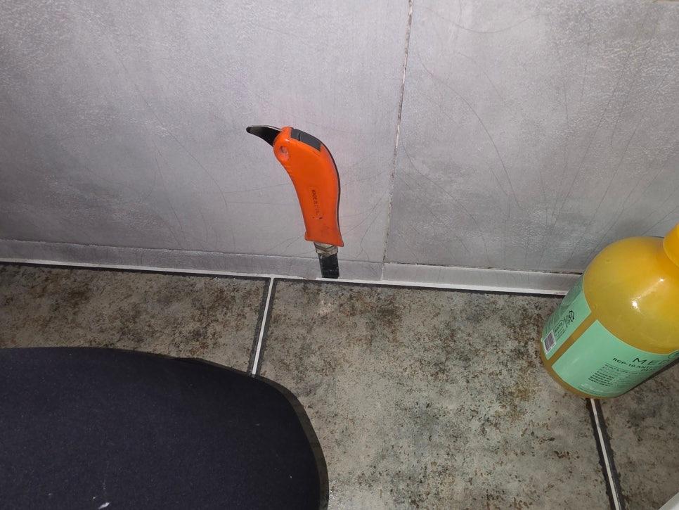 타일 바닥의 작업 도구