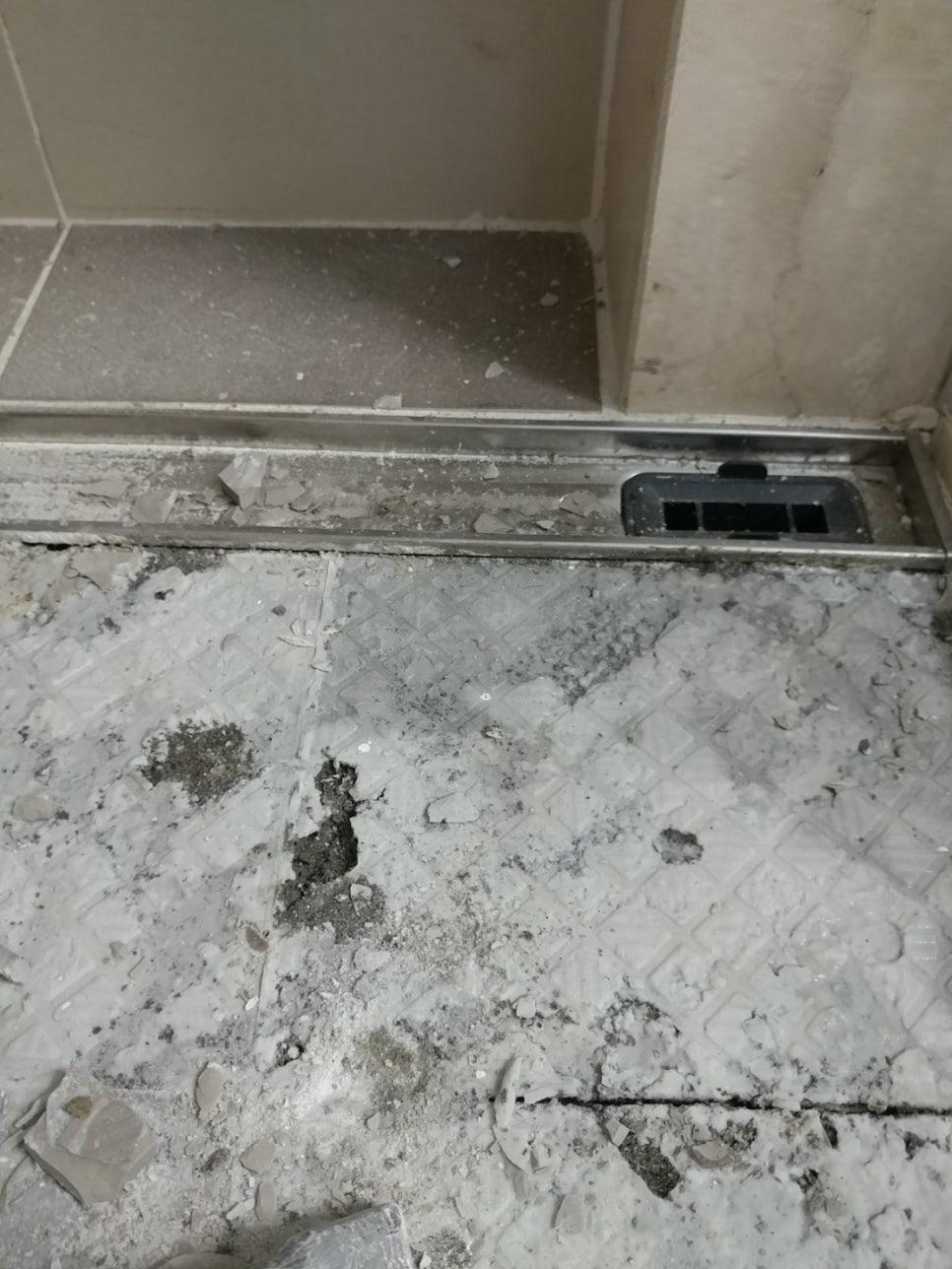 누수 원인이 된 배수구 주변 철거 상태