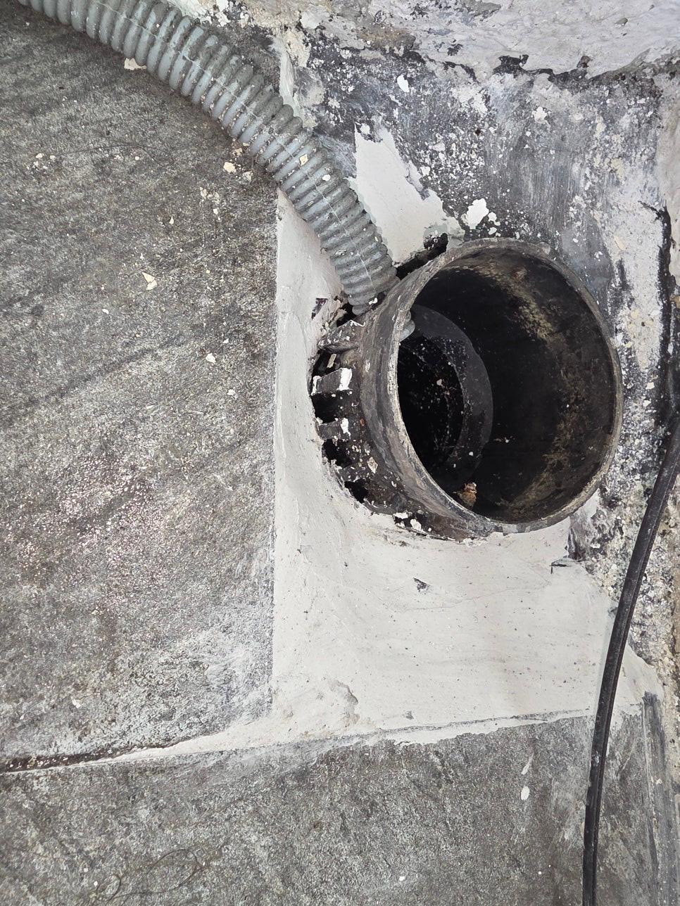 파손된 벽면 내부 배관 연결 부위