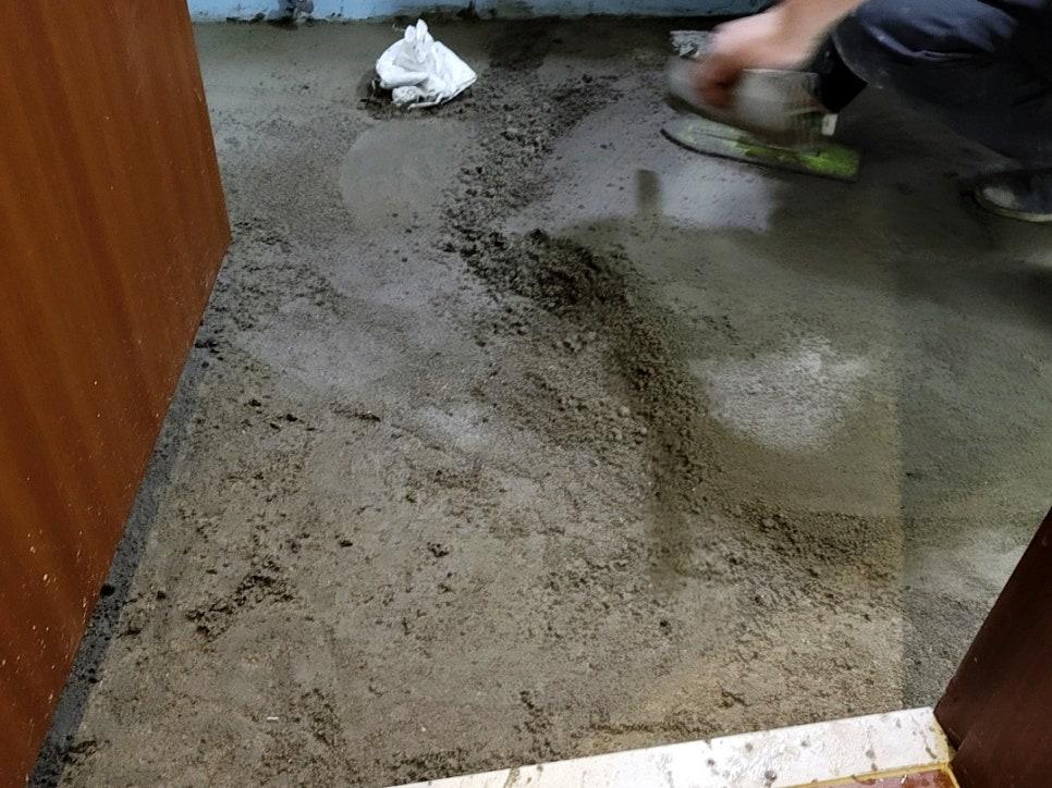 바닥 정리 및 기초 작업 중인 모습