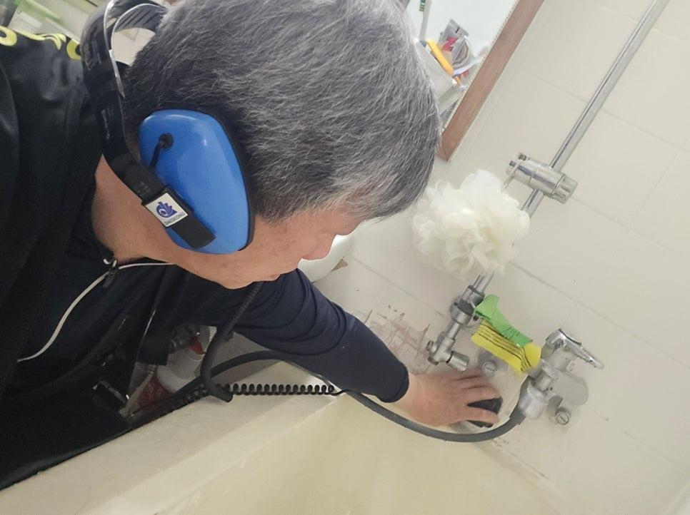 습기가 확인된 욕실 수전과 타일 주변