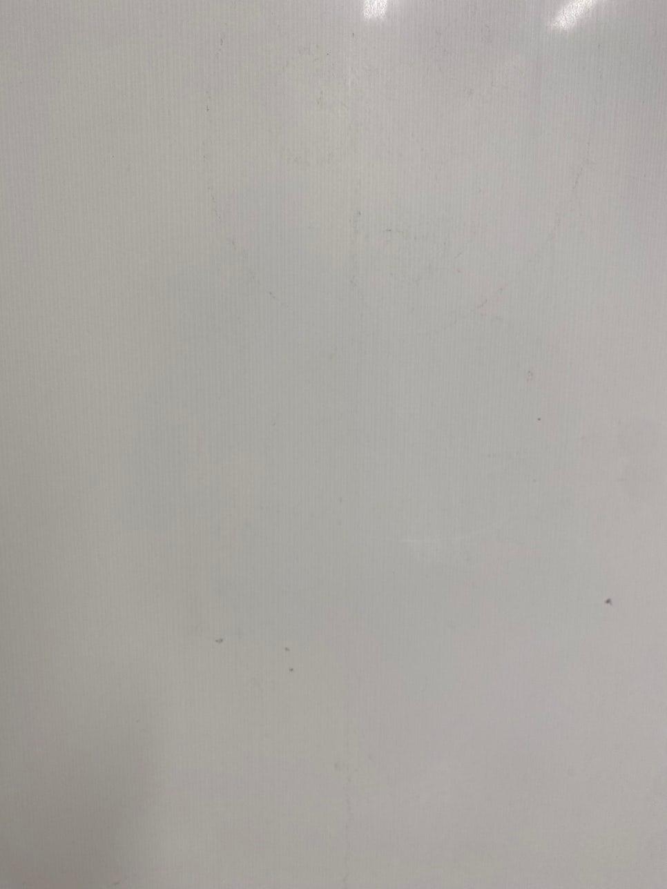 미세한 스크래치와 먼지가 보이는 벽면