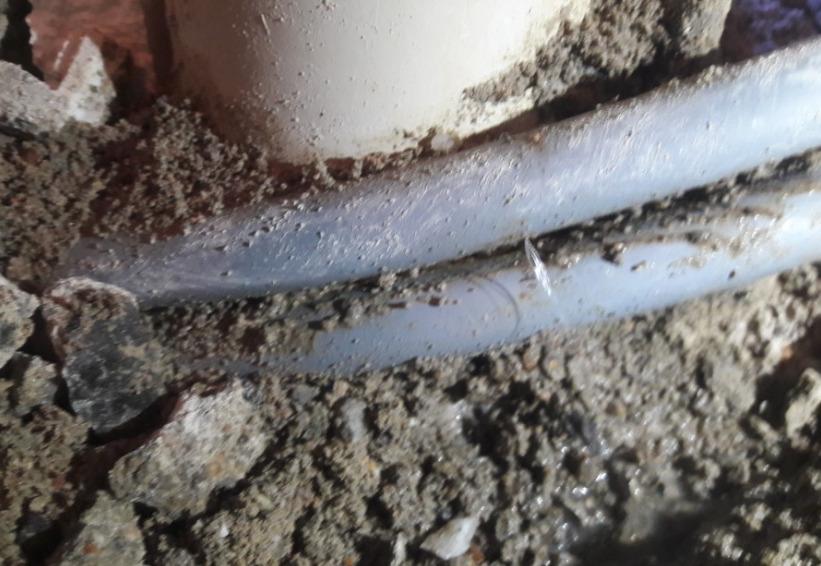 문제가 된 배관을 찾아내어 복구하는 기초 공사 모습