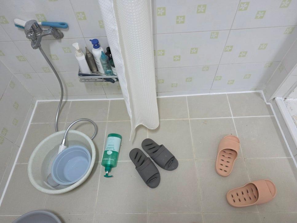 샤워 시설과 욕조가 갖춰진 완성된 욕실