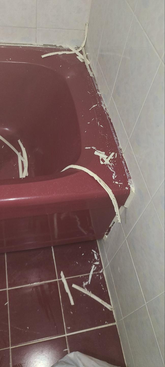 욕조 및 타일 자재가 있는 작업 공간