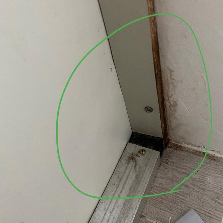 벽돌 질감이 보이는 벽면 부근