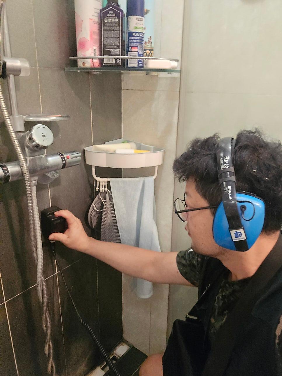 수전과 수납장이 설치된 욕실 공사 현장